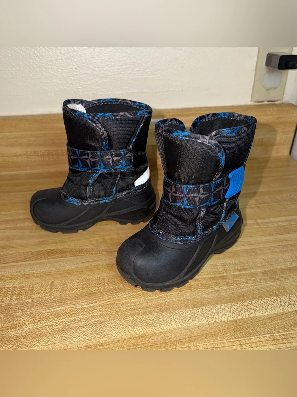 Boys toddler size 8 Winter Snow Boots - Durable Waterproof Design